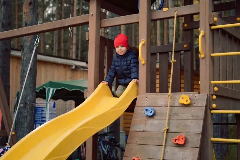 Jak zaprojektować plac zabaw dla dzieci, aby był bezpieczny i kreatywny