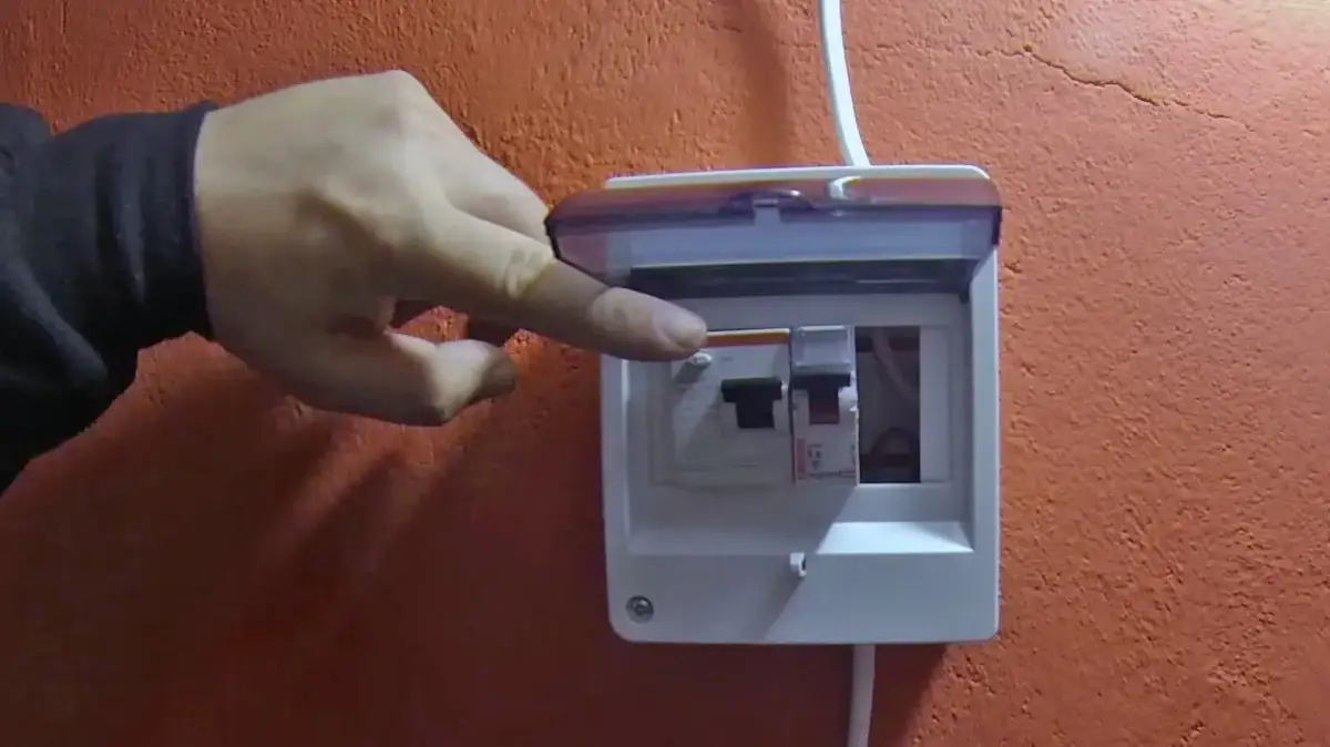 Jak podłączyć rozdzielnię elektryczną bez błędów i z zachowaniem bezpieczeństwa