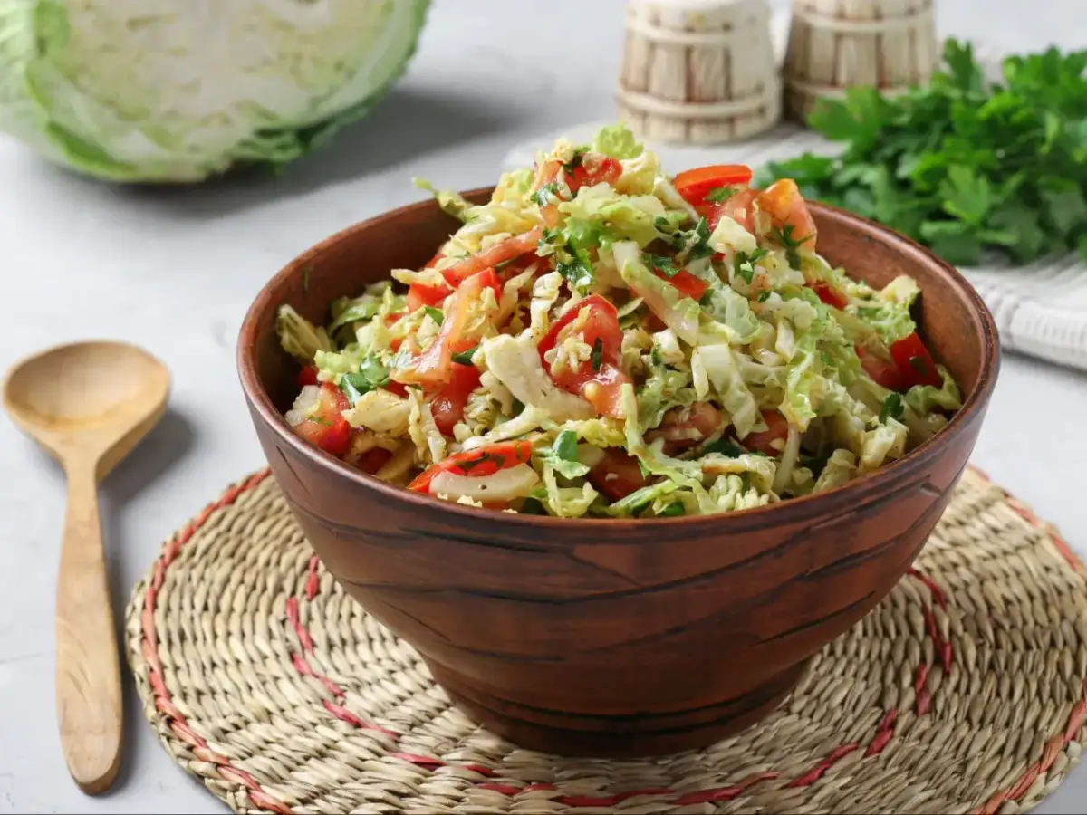 Pyszna surówka z kapusty pekińskiej z pomidorami i ziołami, idealna do obiadu. Oto jak zrobić surówkę z kapusty pekińskiej!