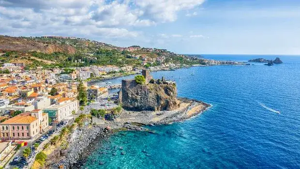 Gdzie polecieć w kwietniu? Słońce, city break i egzotyka bez tłumów!