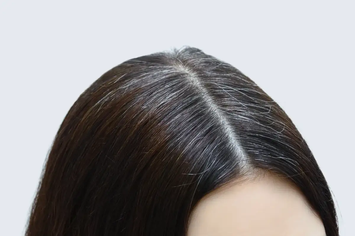 Jak często farbować siwe odrosty, aby uniknąć zniszczenia włosów?