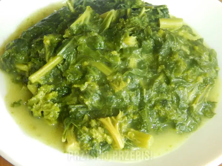 Jarmuż na obiad: 15+ inspiracji. Jak przygotować bez goryczki?