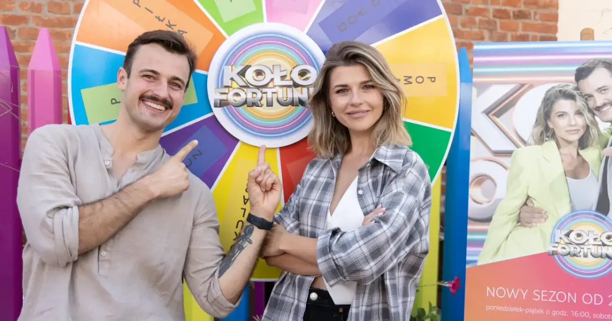 Uśmiechnięci prowadzący przy kole fortuny. Dowiedz się, o której jest koło fortuny i jakie nagrody czekają!