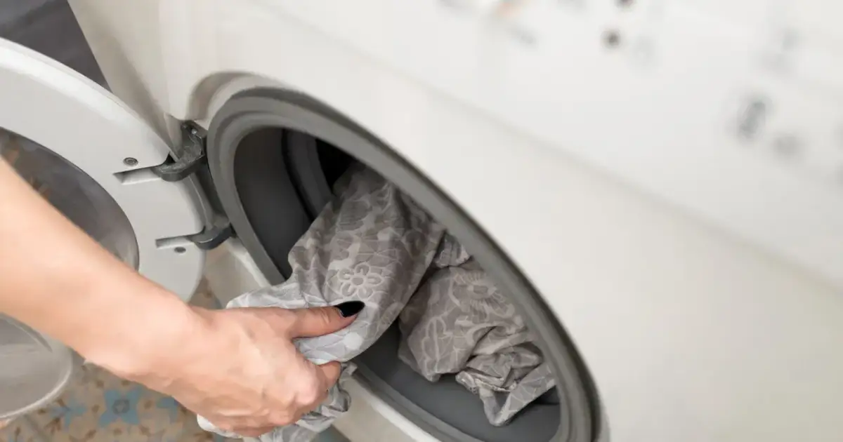 Jak prać swetry w pralce? Ekspertka radzi: unikaj błędów!