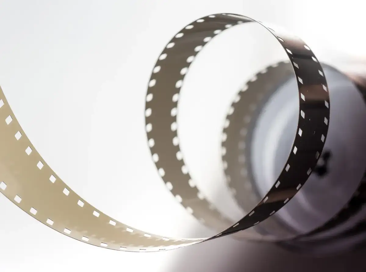 Zwijająca się taśma filmowa z perforacją. Zastanawiasz się, ile kosztują klisze do aparatu?