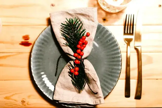 Jak ułożyć serwetki na stole, by zachwycić gości elegancją