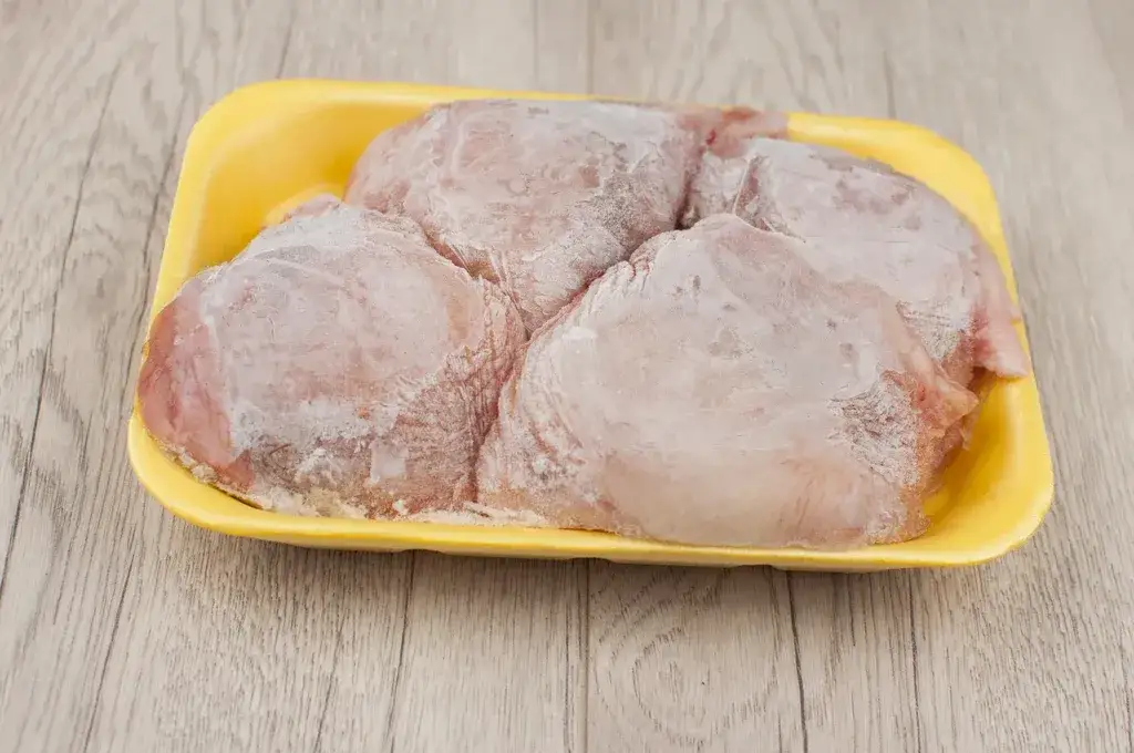 Jak szybko odmrozić pierś z kurczaka - uniknij niebezpieczeństw i oszczędź czas