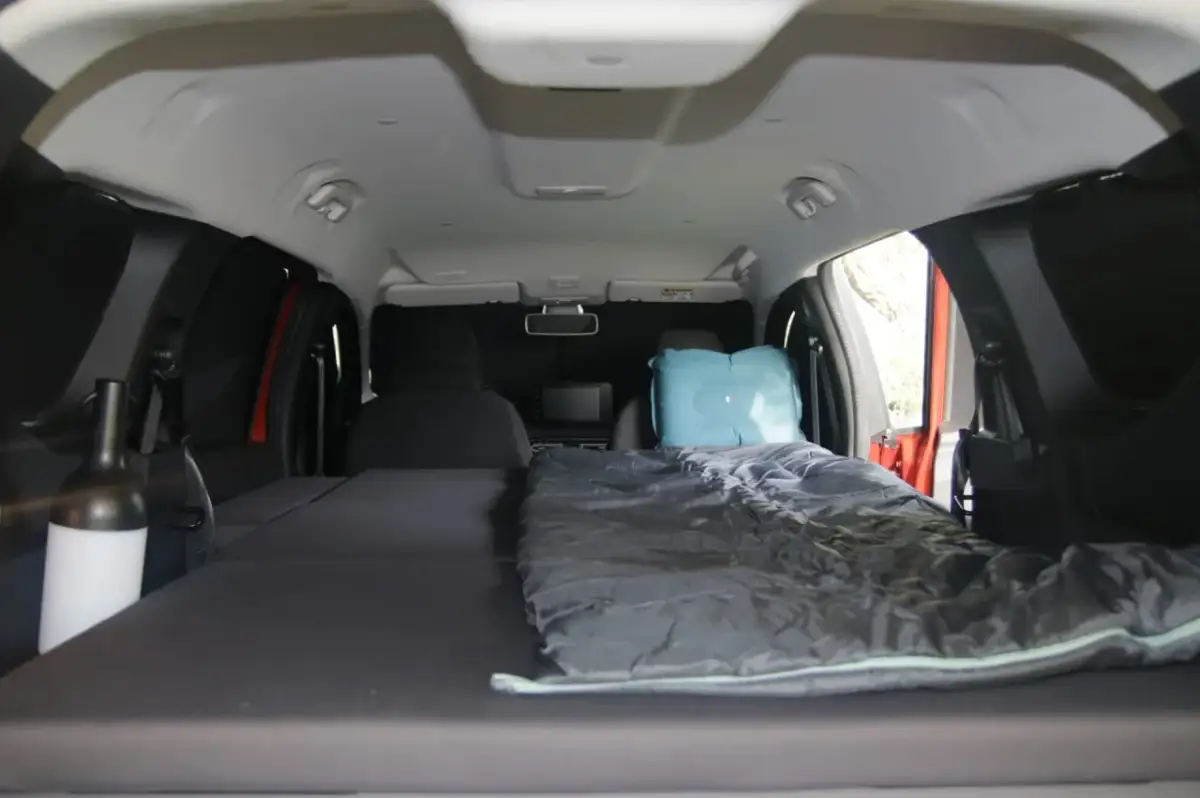 Wygodne spanie w samochodzie w Europie: materac, śpiwór i poduszka czekają na podróżników.