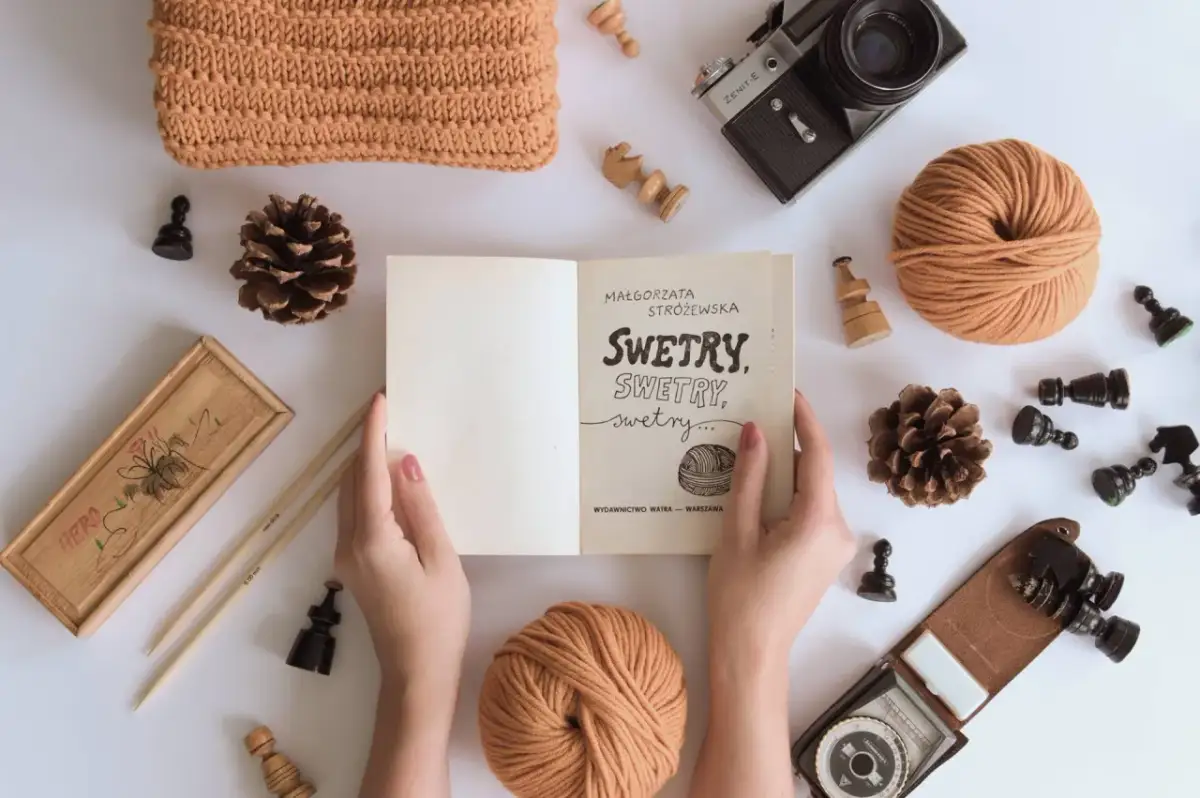 Jak zrobić sweter na drutach? Poradnik raglan od góry dla początkujących