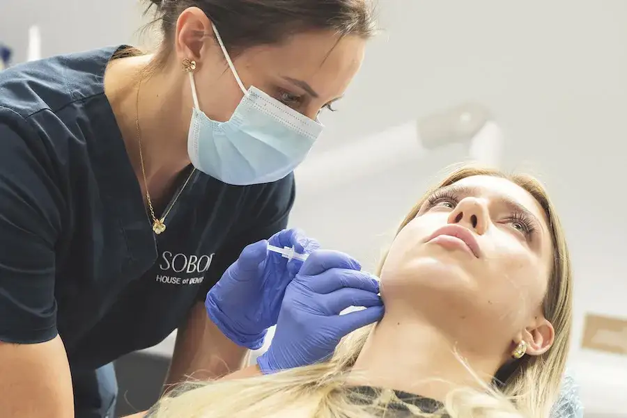 Dentysta w sobotę? Jak znaleźć pilną pomoc i złagodzić ból