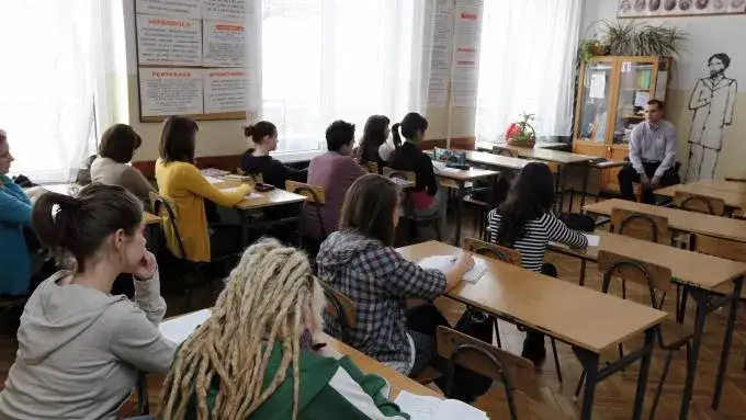 Czy pełnoletni uczeń może usprawiedliwić nieobecność? Sprawdź prawa!