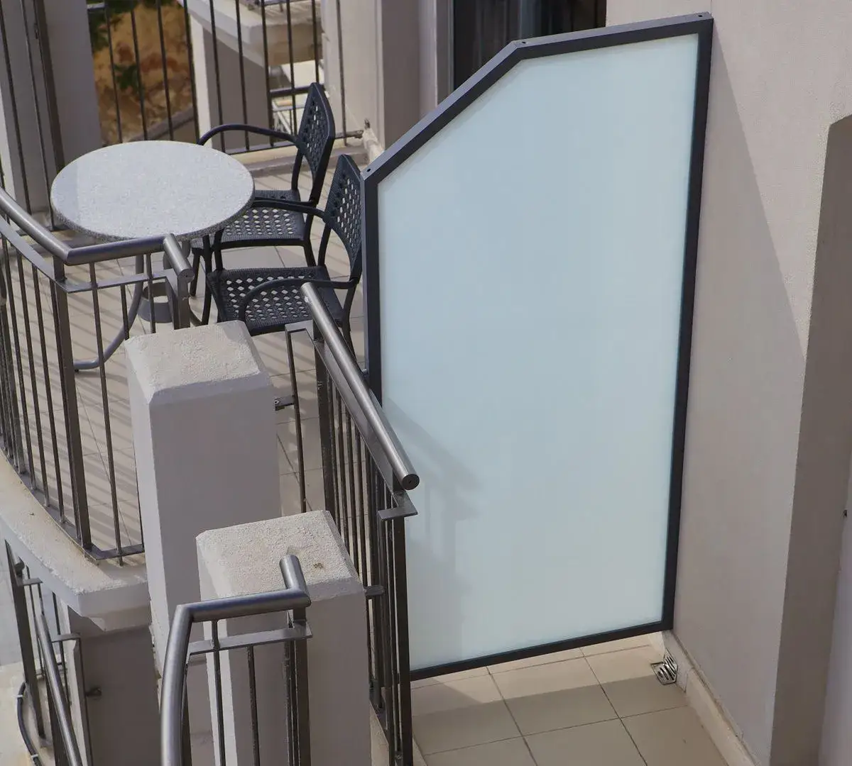 Jak odgrodzić się od sąsiadów na balkonie w bloku - sprawdzone metody