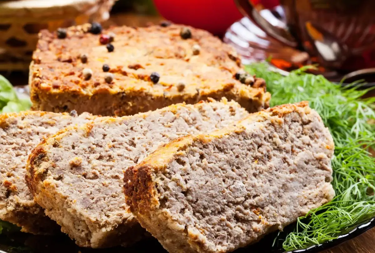 Pyszny pasztet Ani gotuje się w piekarniku, doprawiony pieprzem i podany z koperkiem.