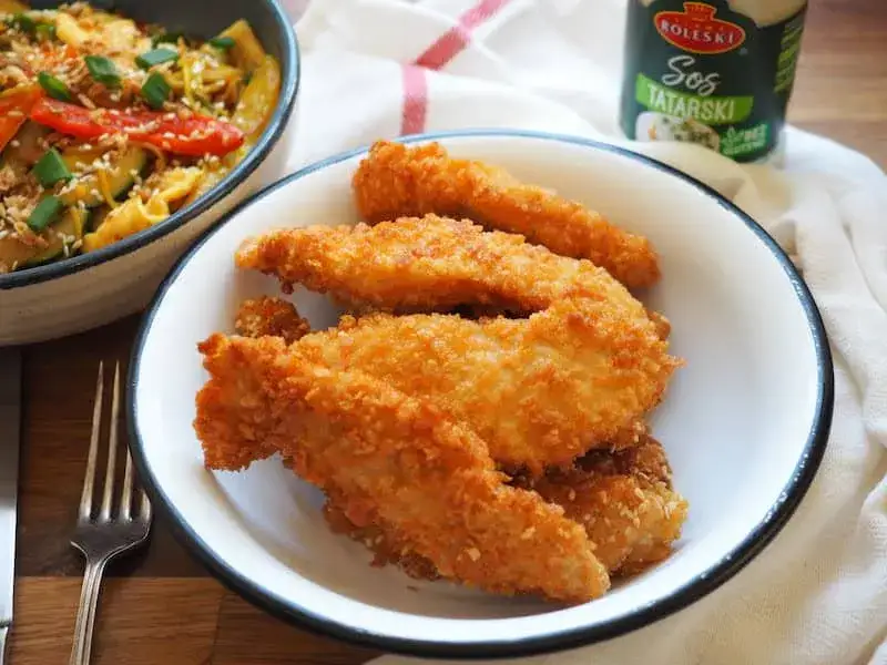 Jak obtoczyć pierś z kurczaka, aby była chrupiąca i smaczna