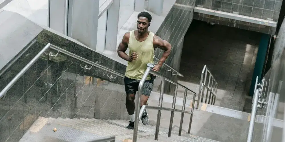 Jak biegać po schodach? Plan, technika i ochrona kolan