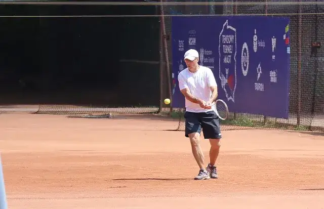 Ile kosztuje lekcja tenisa? Sprawdź ceny i różnice w Polsce