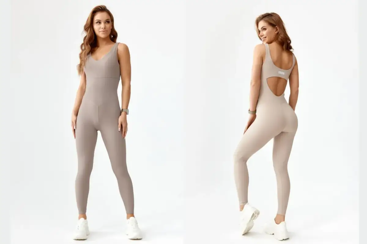 Dwie kobiety prezentują beżowe i szare kombinezony na co dzień. Idealne do ćwiczeń i na spacer.