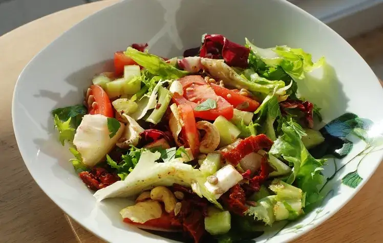 Sałatka z kozim serem i pomidorami: Przepis, porady i inspiracje