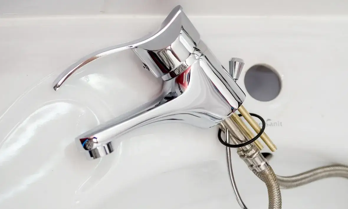 Kran w umywalce cieknie? Wymień go sam i oszczędź na hydrauliku!