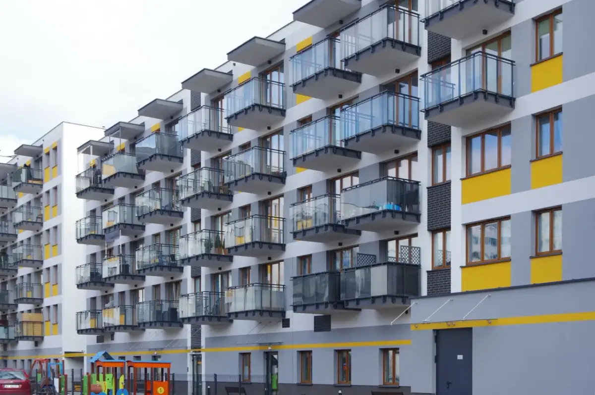 Ile trzeba zarabiać, aby dostać kredyt na mieszkanie bez stresu?