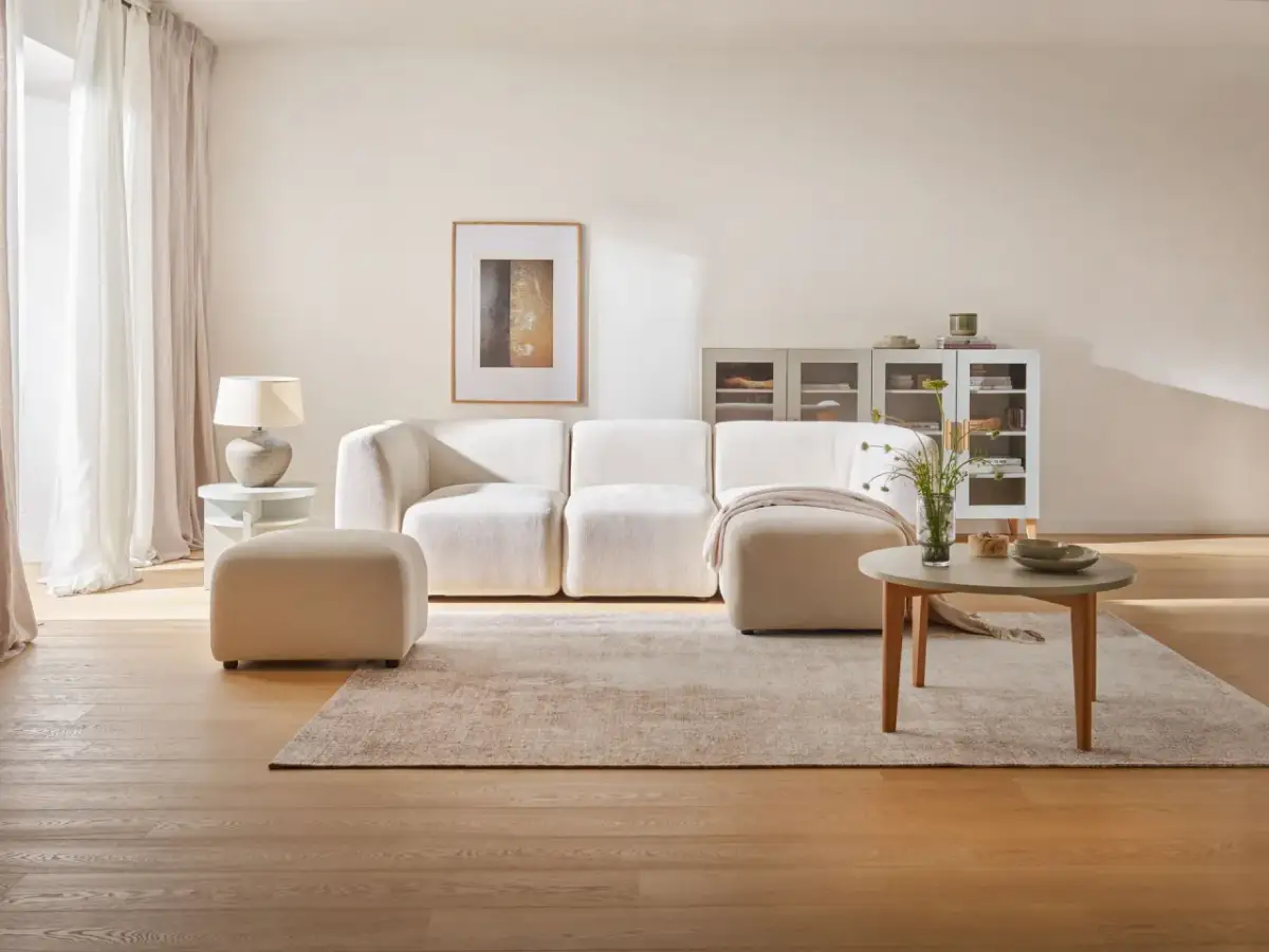 Beżowe ściany: Jaki kolor kanapy? Sekrety harmonii wnętrza