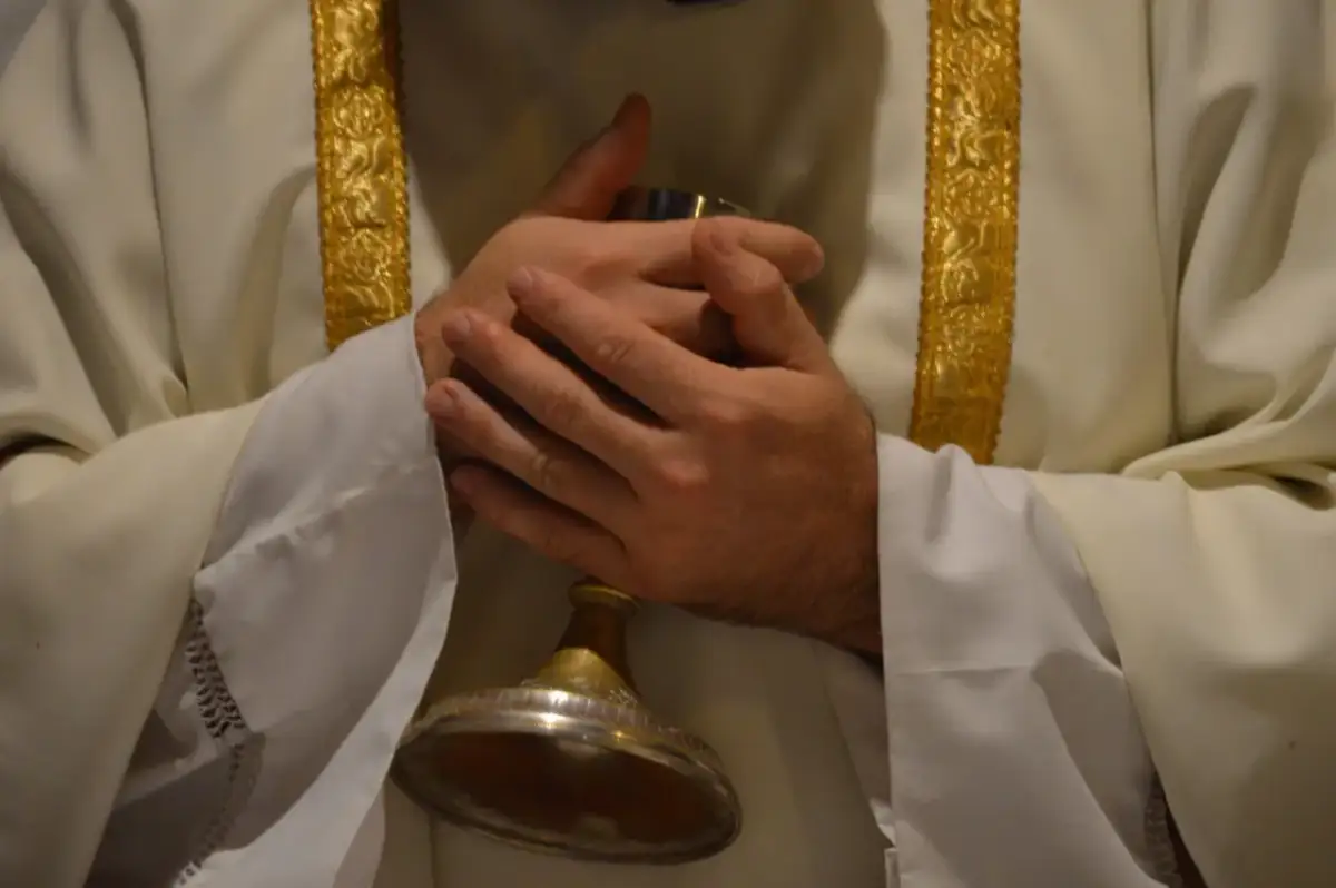 Ile mszy dziennie może odprawić ksiądz? Odkryj nieznane zasady