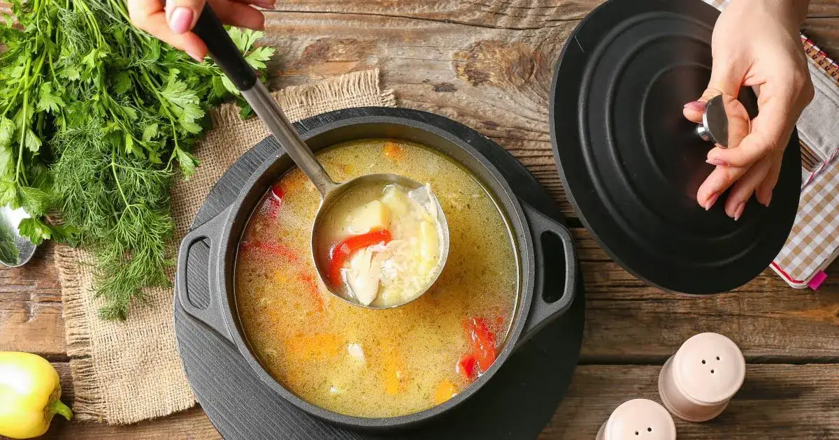 Jaka zupa na przeziębienie? Babcine sposoby i nauka