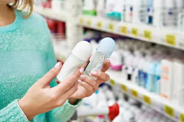 Jaki antyperspirant damski wybrać, by uniknąć podrażnień skóry?