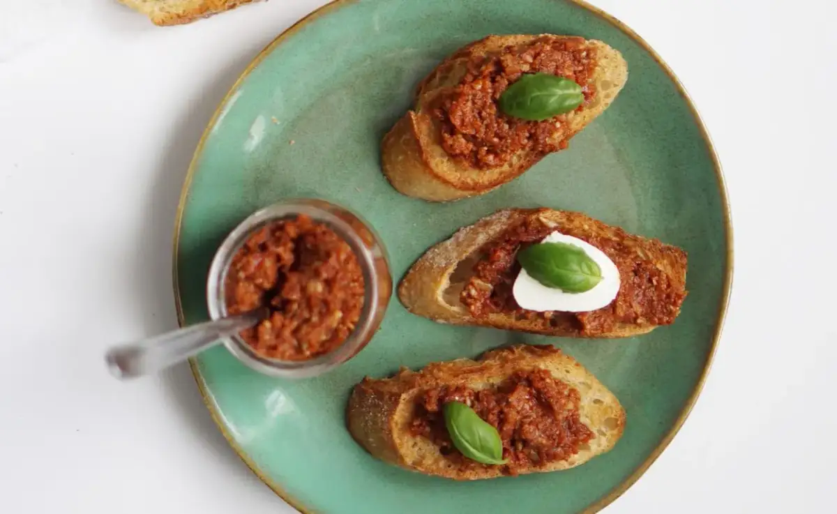 Pesto pomidorowe: do czego pasuje? Odkryj 20+ inspiracji!