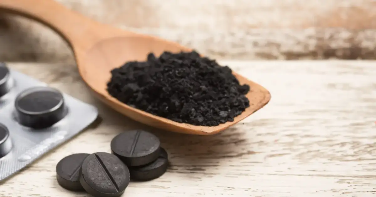Węgiel aktywny w proszku na łyżce i tabletki w blistrze. Poznaj jego niezwykłe właściwości.