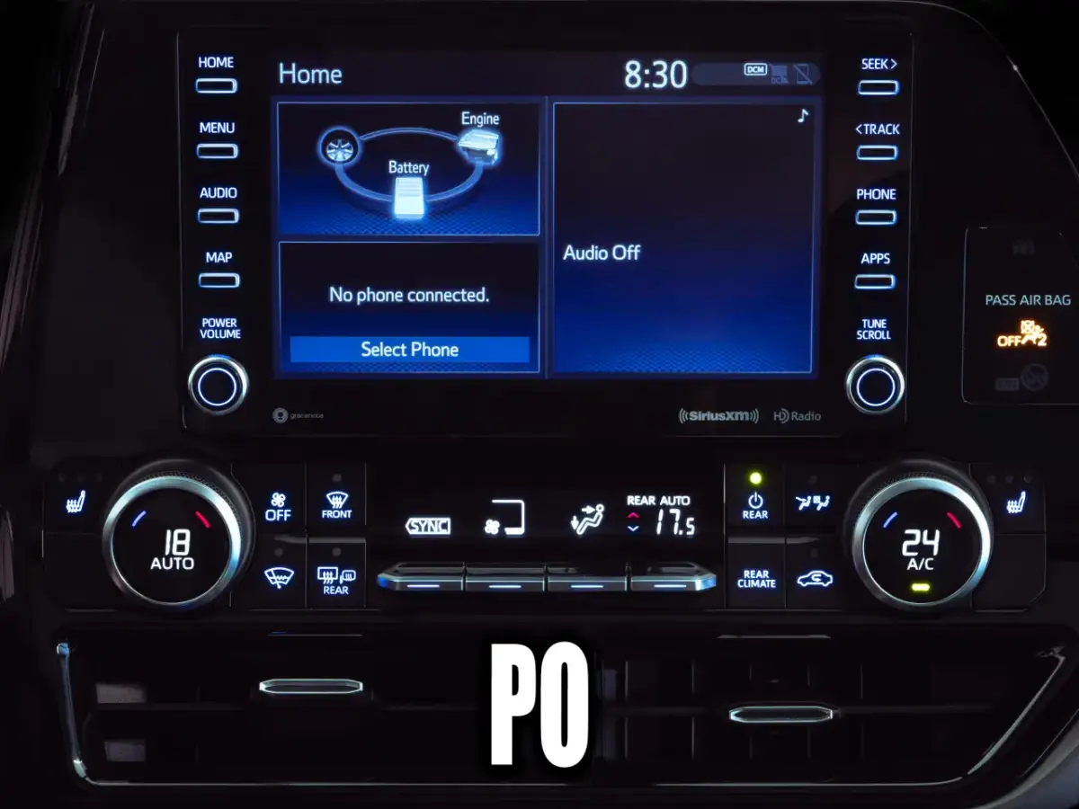 Panel klimatyzacji w Toyocie Yaris. Jak włączyć chłodzenie? Sterowanie temperaturą i nawiewem znajduje się poniżej ekranu.