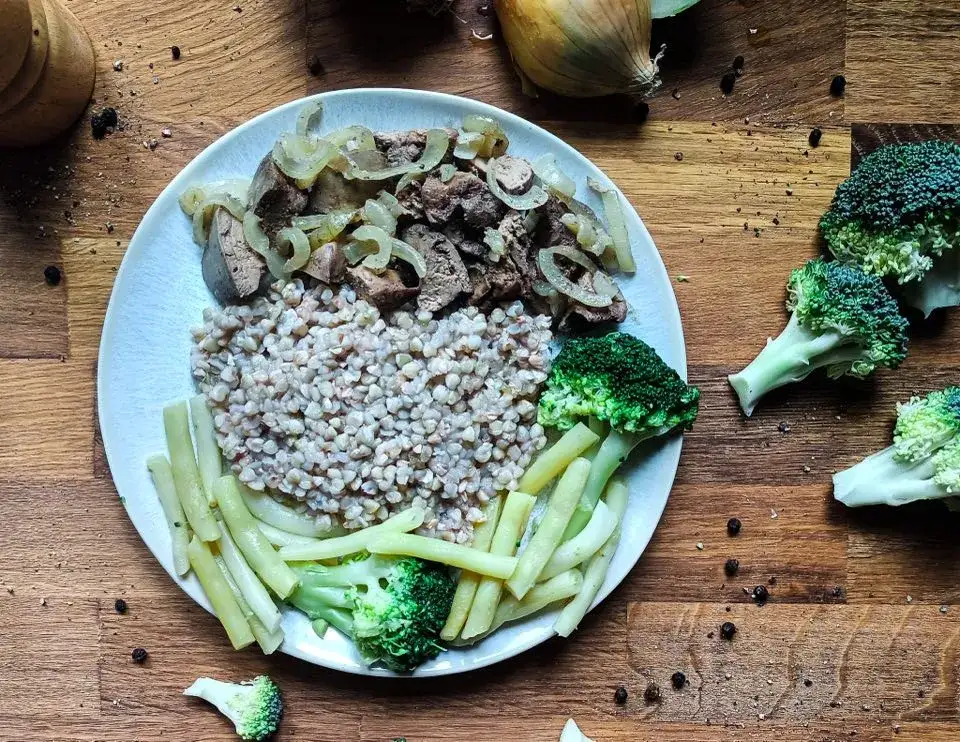 Wątróbka z cebulą jak zrobić - prosty przepis na pyszne danie