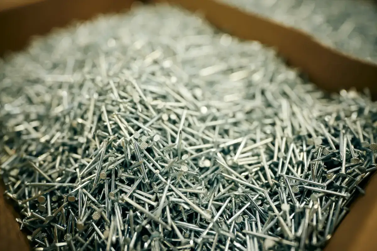 Jakie gwoździe do krokwi 18 wybrać, aby uniknąć błędów w montażu dachu