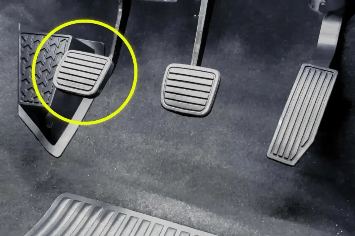 Zółtym kółkiem zaznaczono pedał gazu. Wciskam gaz, obroty rosną, a auto nie przyspiesza. Coś jest nie tak.