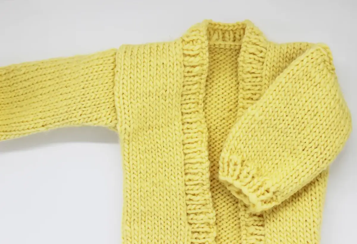 Jak wszyć rękawy do swetra? Perfekcyjny szew materacowy krok po kroku