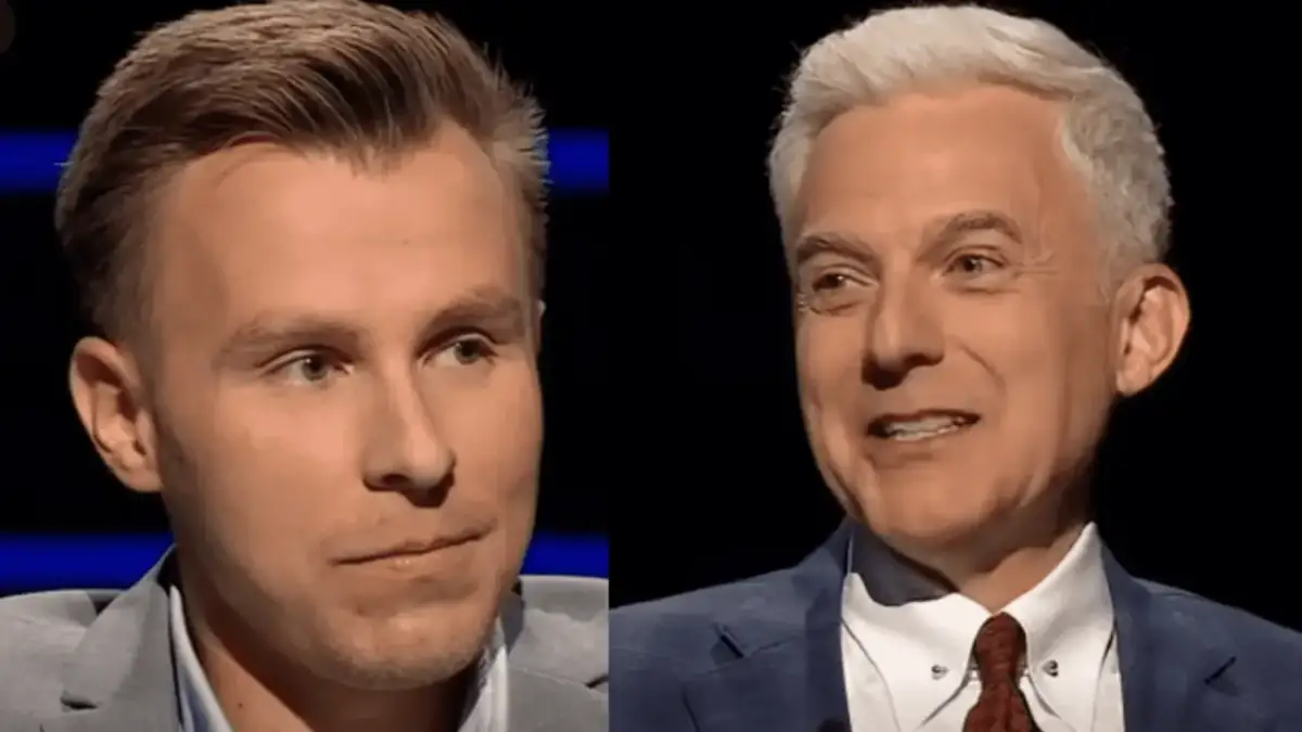 Dwaj mężczyźni w garniturach, jeden młodszy, drugi starszy z siwymi włosami, na czarnym tle.