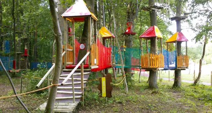 Park linowy Rewal - emocjonujące atrakcje i niezapomniane przygody