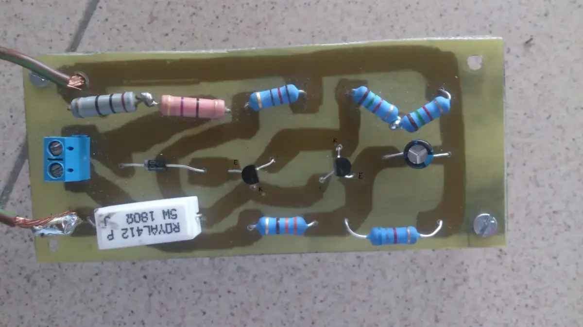 Płytka drukowana z rezystorami, tranzystorami, diodą i kondensatorem.