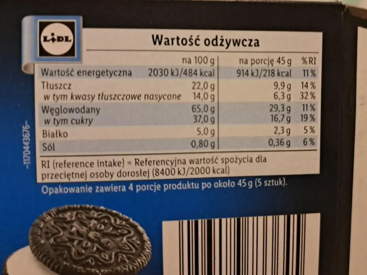 Opakowanie zawiera 4 porcje produktu po ok. 45g (5 sztuk). Jedno ciastko Oreo ma ok. 218 kcal.