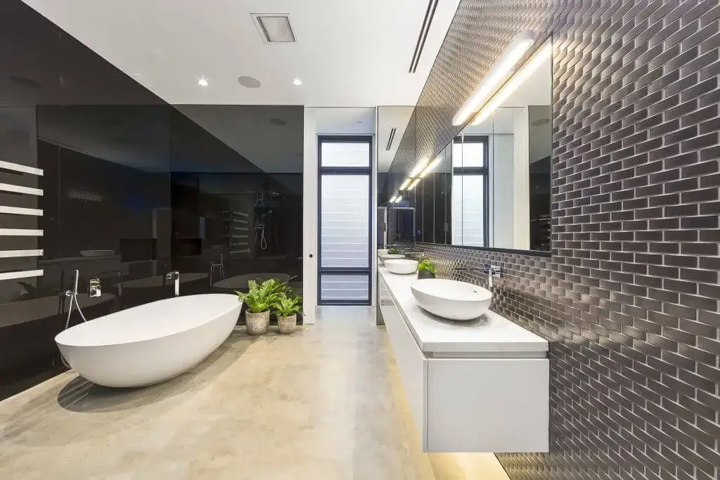 Ile bierze glazurnik za łazienkę? Sprawdź ceny i czynniki wpływające na koszty