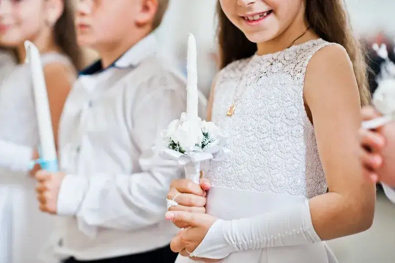 Jak dziecko ma zaprosić na komunię? Oto sprawdzone sposoby i porady