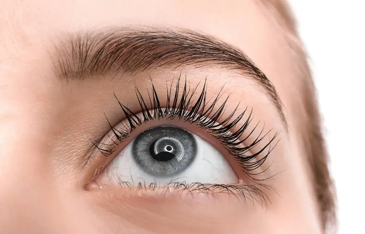 Malować dolne rzęsy? Zyskaj głębię spojrzenia bez błędów