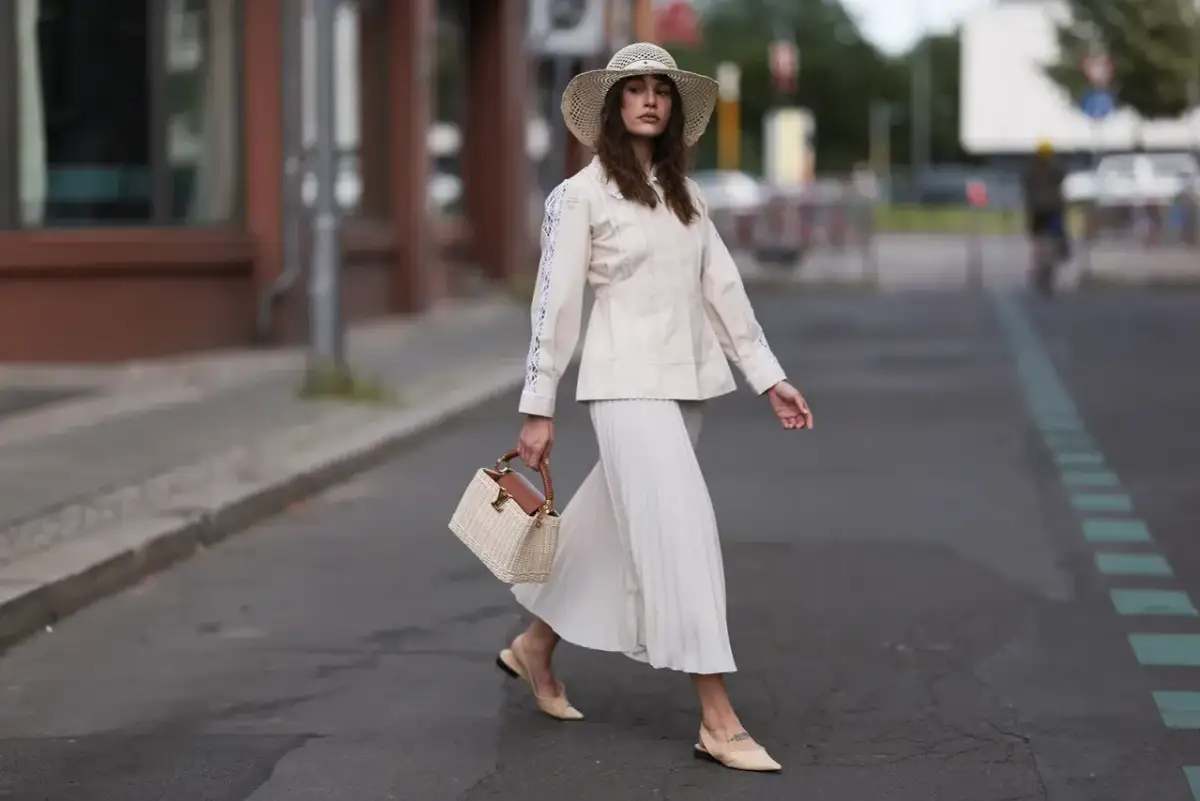 Spódnica maxi i płaskie buty: Jak nosić modnie i wygodnie?