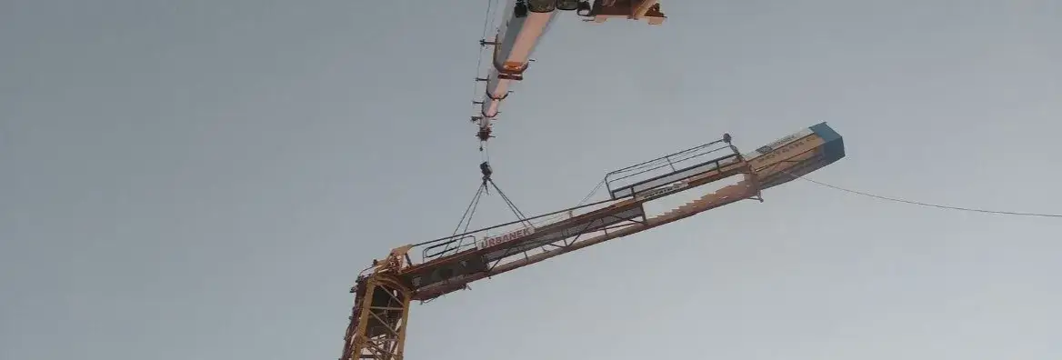 Czym się różni dźwig od żurawia? Kluczowe różnice, które musisz znać