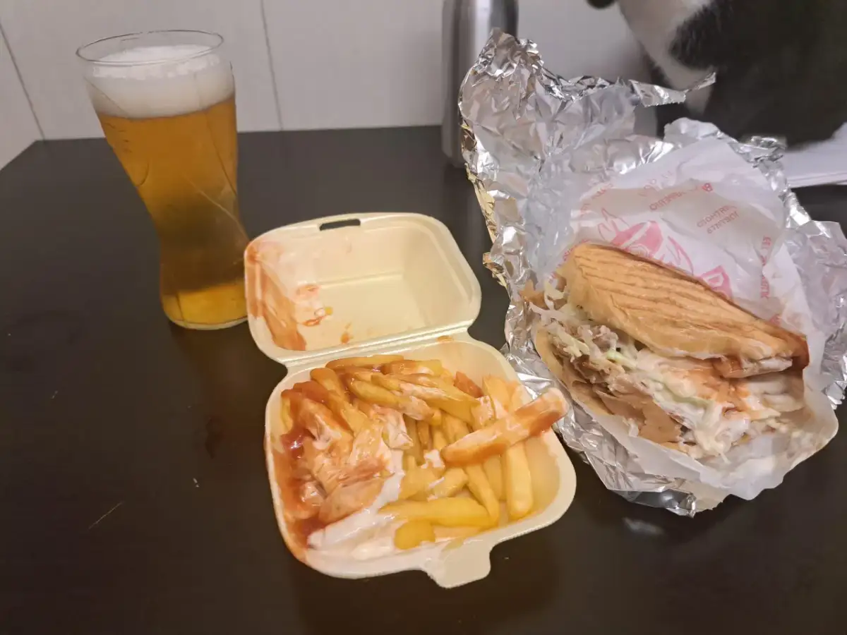 Ile kcal ma kebab box z frytkami? Zaskakujące fakty o kaloriach