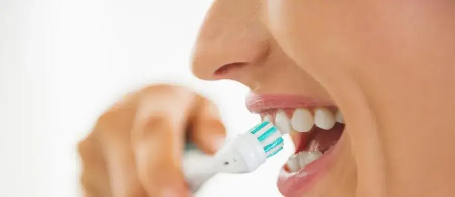 Ile razy dziennie myć zęby? Uniknij błędów! Porady stomatologa