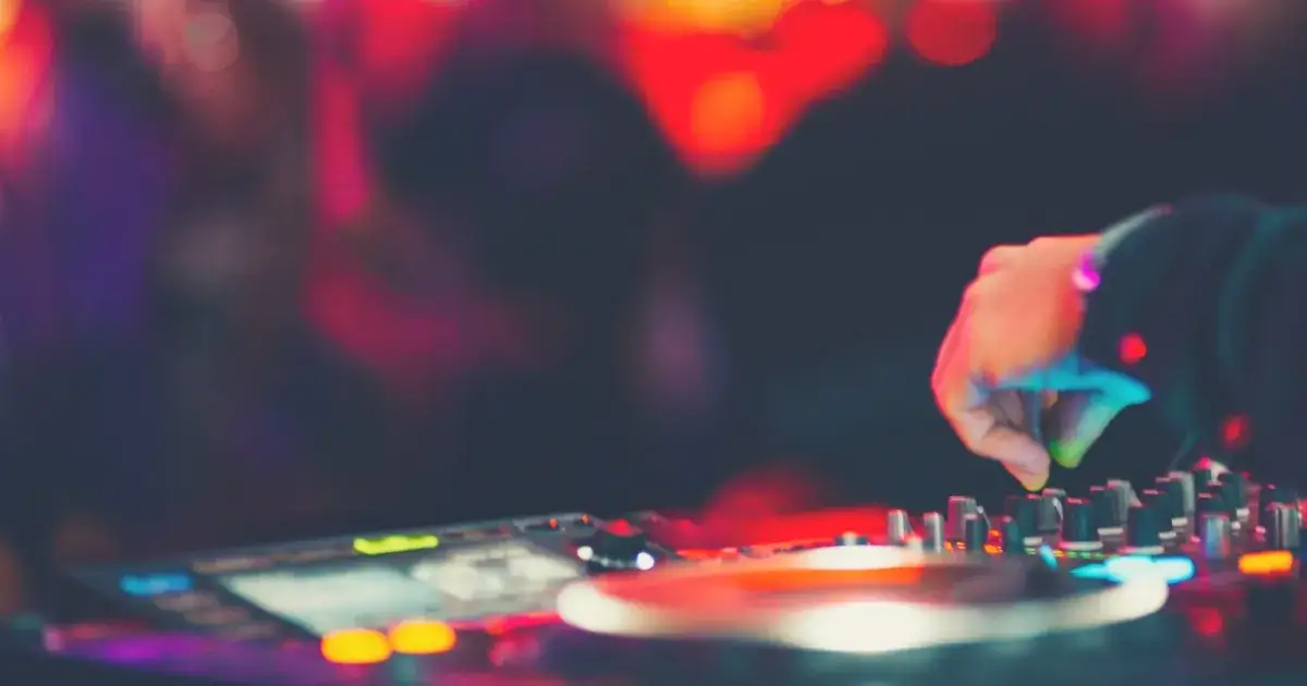 Jak zostać DJ-em w klubie i uniknąć najczęstszych błędów