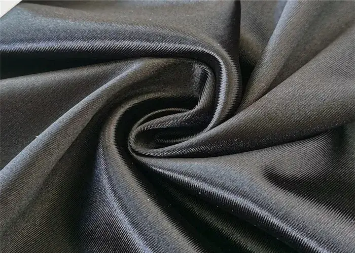 Czy poliester się rozciąga? Odkryj prawdę o jego elastyczności