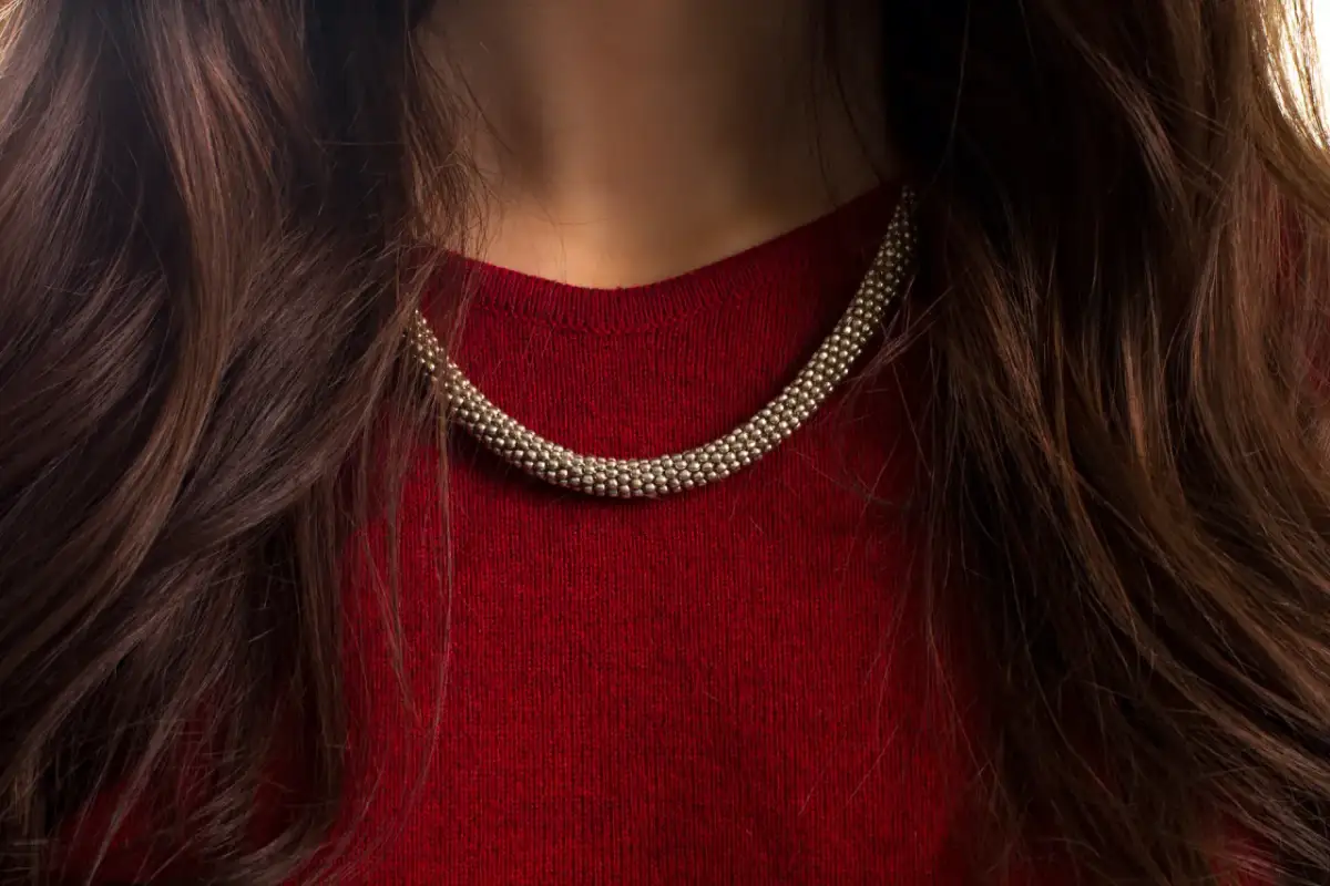 Sekrety biżuterii: Dekolt V i łódka jak dobrać idealnie?