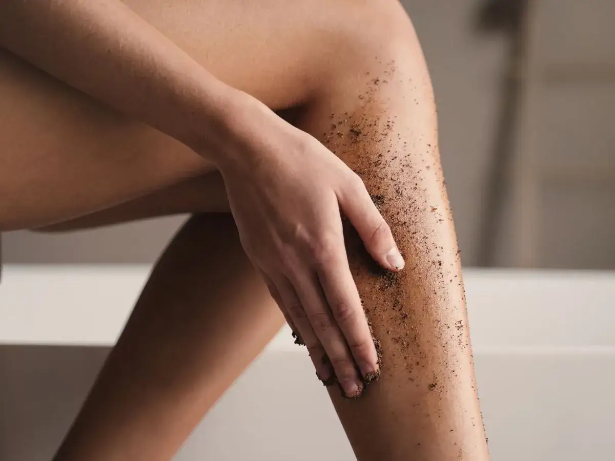 Jaki peeling przed goleniem, aby uniknąć podrażnień i zyskać gładkość?